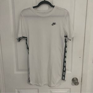 Nike White Swoosh Short Sleeve Shirt Mens Size Small‎